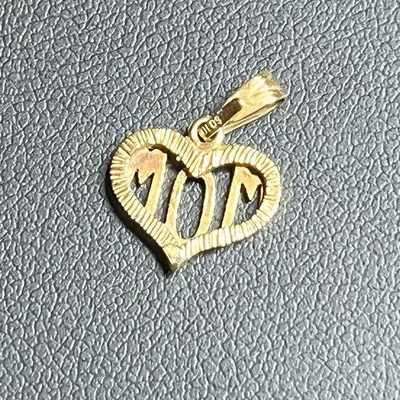 10k gold “Mom” pendant charm. Necklace or bracelet. - Picture 2 of 5